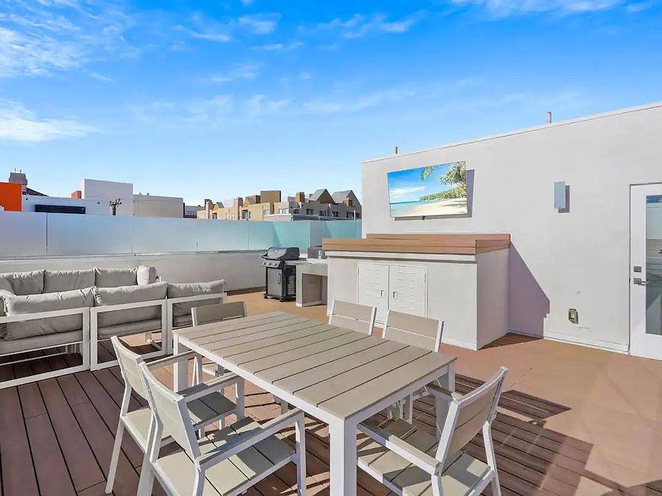 Rooftop perfection: stunning views, chic seating, and entertainment paradise.