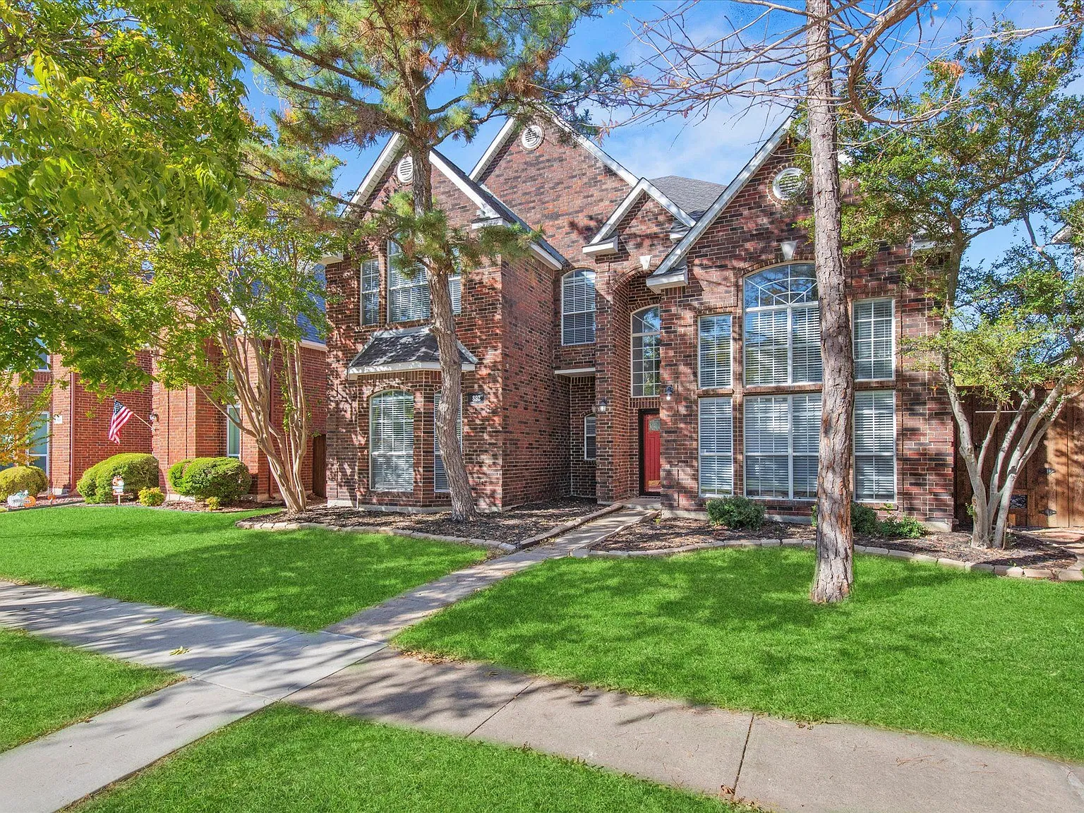 892 Brentwood Dr — Photo 2