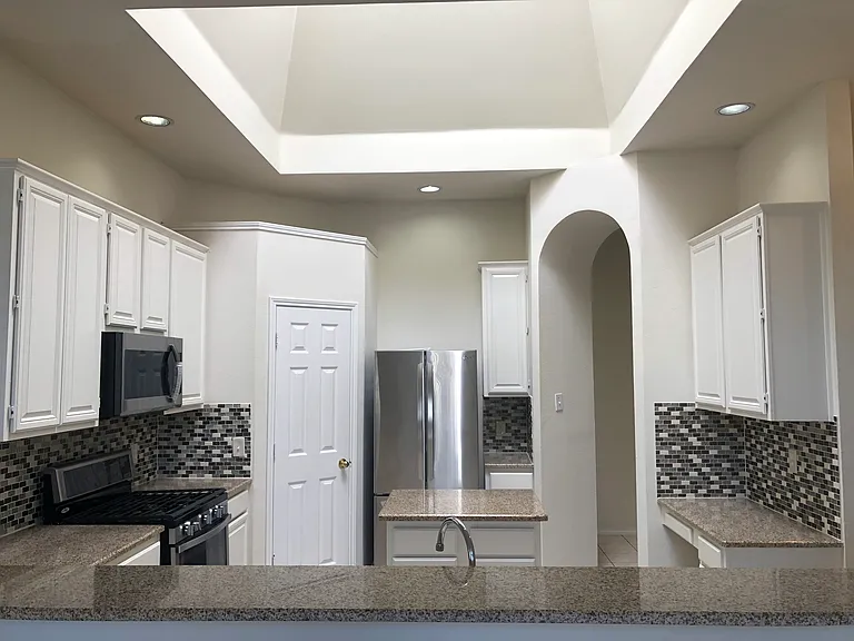3841 Rolling Hills Dr — Photo 13