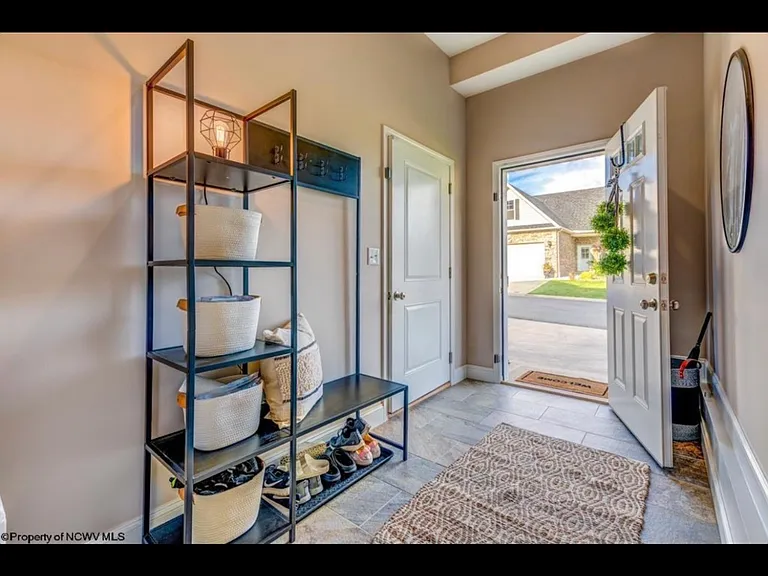 201 Red Oak Ln — Photo 5