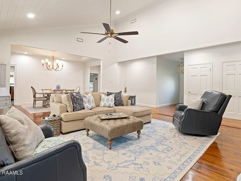 2407 E Broussard Rd — Photo 7