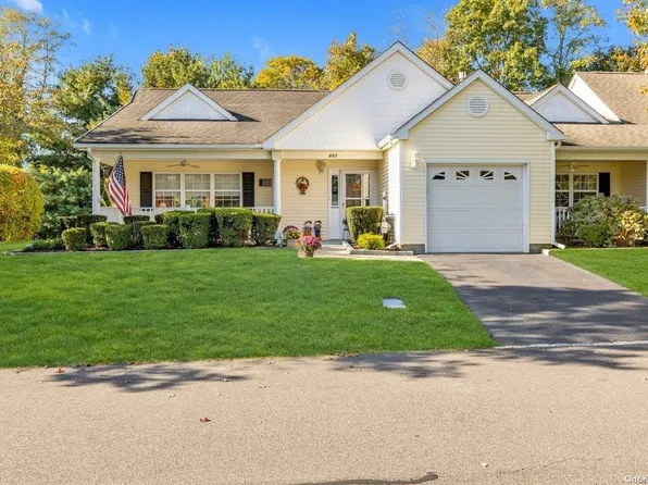 301 Pebble Beach Path #301, Riverhead, NY 11901