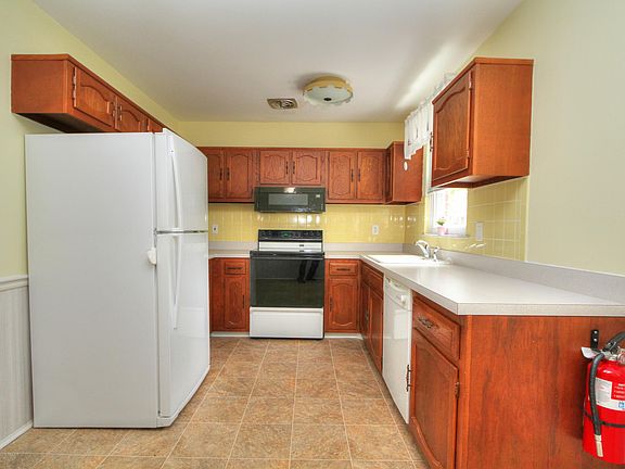 3rd image of 76 Yorktowne Pkwy #A