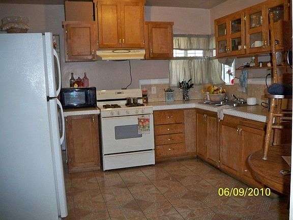 3rd image of 11824 Pioneer Blvd