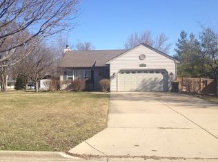 561 Commanche Ln, Carol Stream, IL 60188