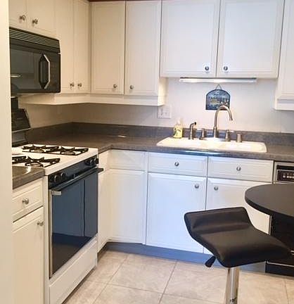 Kitchen w/ Appliances