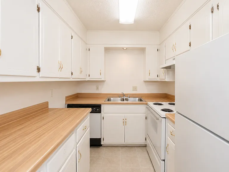 Ambassador House Apartments — Photo 23