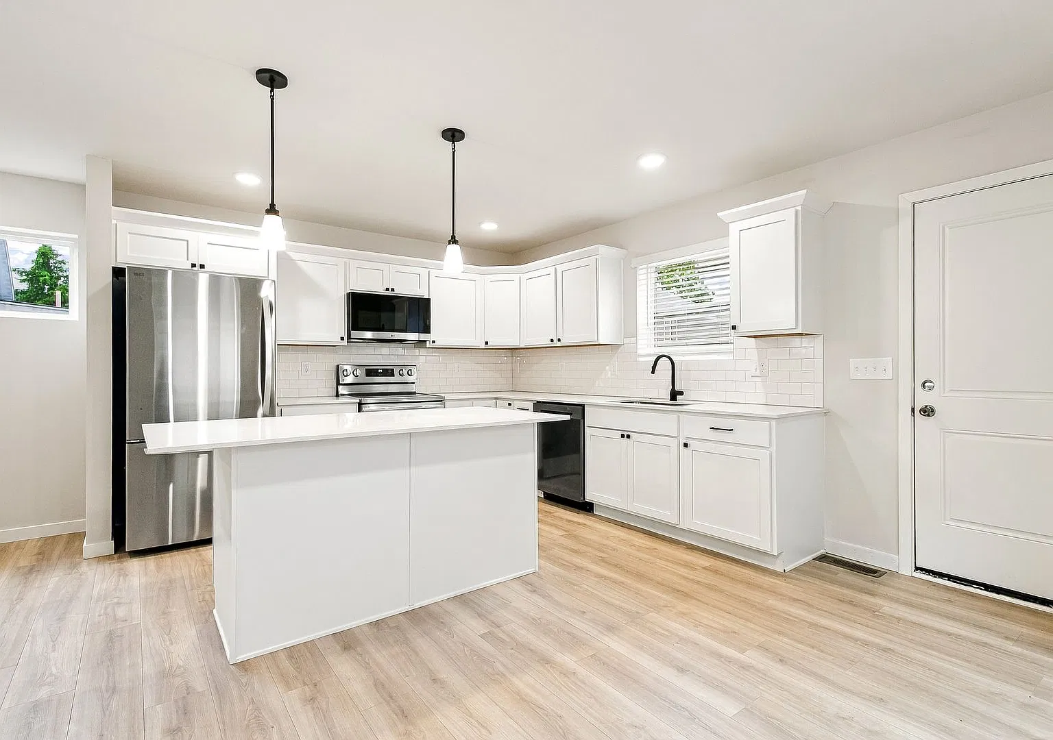 1 Month FREE Rent! Applied to Your First Full Month. Terms & Conditions Apply. — Photo 2