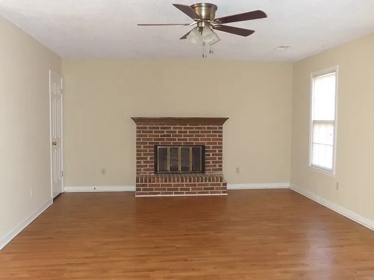 128 Wells Garden Ct — Photo 2