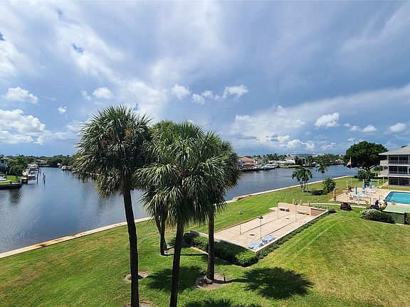 4th image of 745 SE 19th Avenue #310