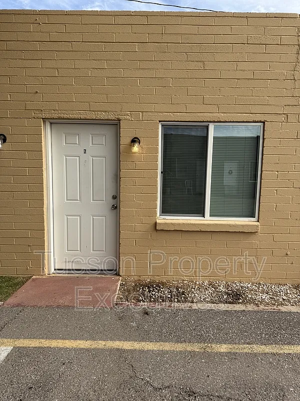 Studio, 1.0 bath, 350 sqft, $555 — Photo 1