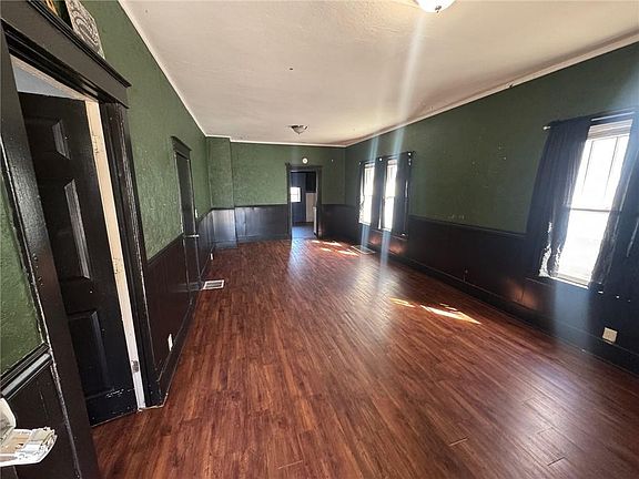 4th image of 324 W Southside Blvd
