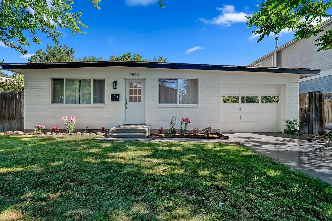 3 bed, 988 sqft, $3,650 — Photo 2