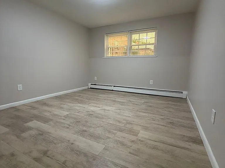 345-381 Hildreth St — Photo 12
