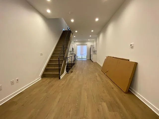 4 bed, 2500 sqft, $2,600 — Photo 4