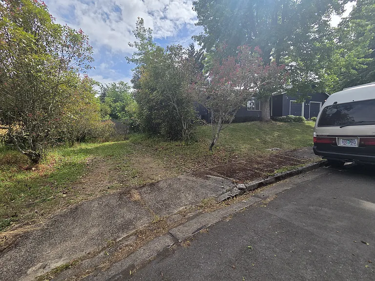 3935 Oak St — Photo 2