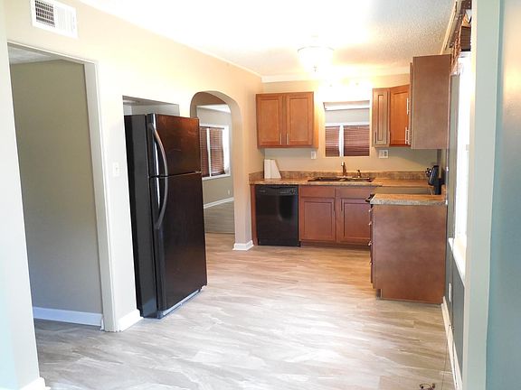 Kitchen and Eat In Area