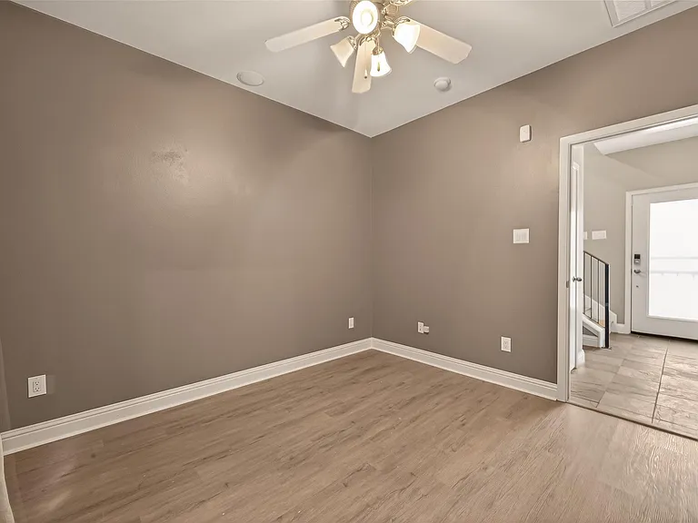 1107 Saint Charles St — Photo 28