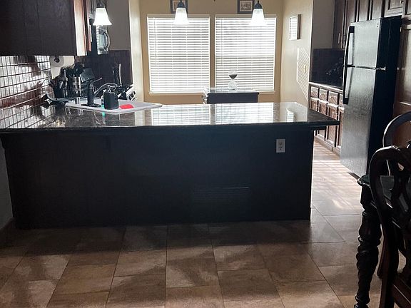 4th image of 934 N Parkwood Ct