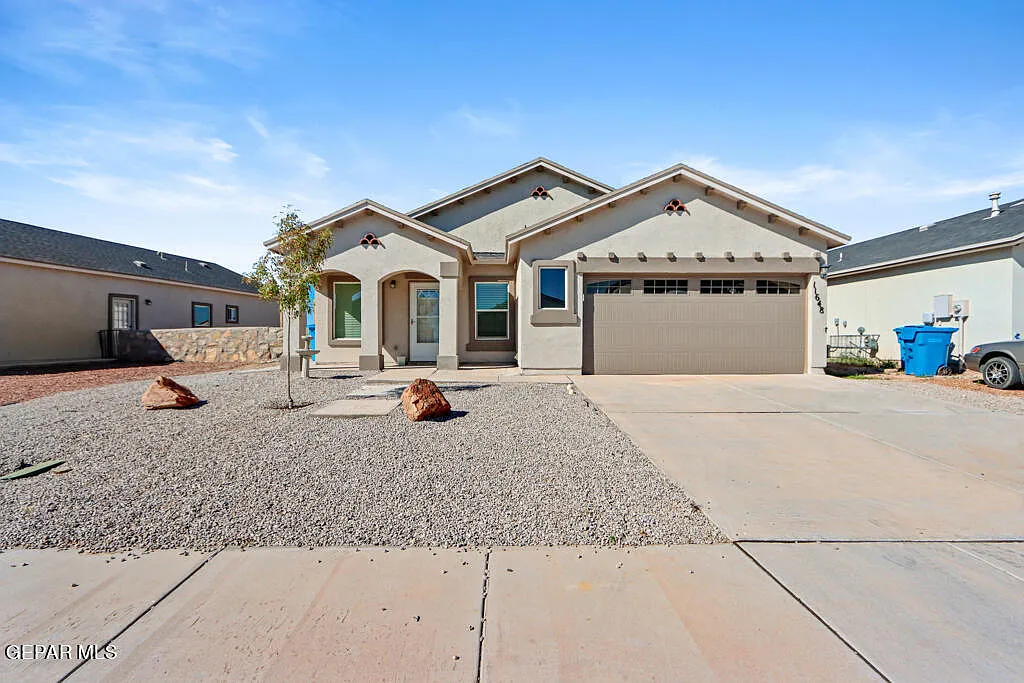 4 bed, 2.0 bath, 1194 sqft, $1,750 — Photo 1