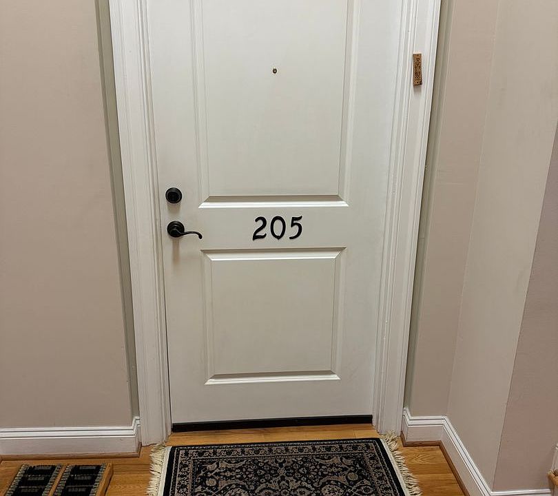 1st image of 922 Main St APT 205