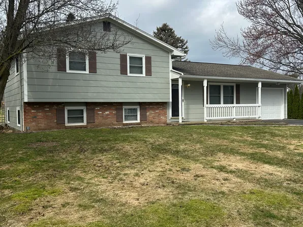 17 Matthew Dr, Fairport, NY 14450