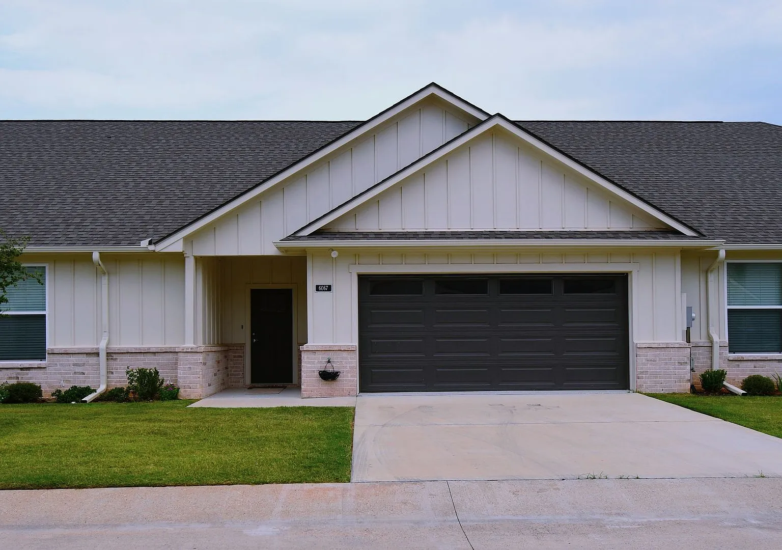 Hamilton Meadows Gated Community! Lovely, Modern 2 Bedroom, 2 Bath Home w/Garage — Photo 1