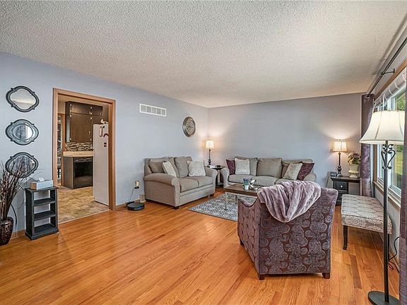 4th image of 13630 Bennington Ave
