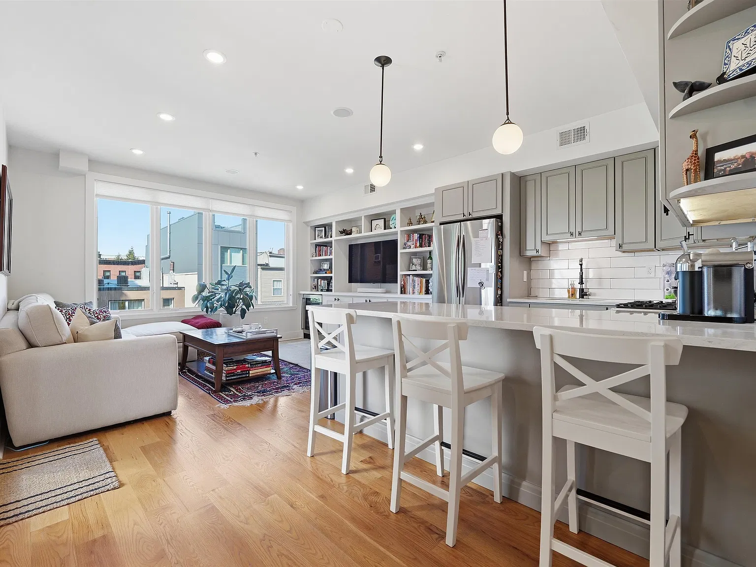 2 bed, 2.0 bath, 1100 sqft, $5,500 — Photo 4