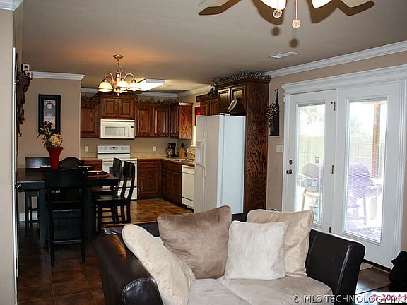 4th image of 2401 N Westwood Dr