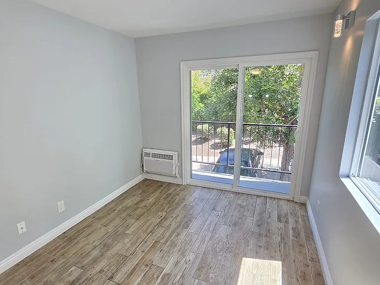 2518 W 5th st — Photo 12