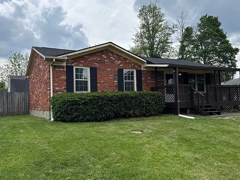 1814 Oakwood Dr — Photo 2