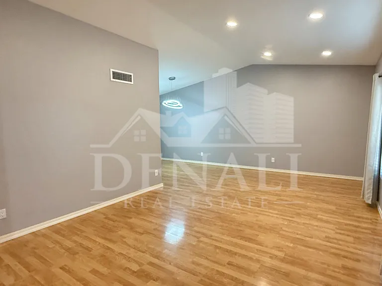 811 E Chilton Dr — Photo 3