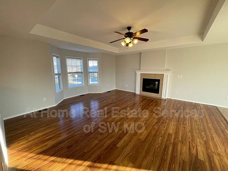 977 S Ballard Dr — Photo 2