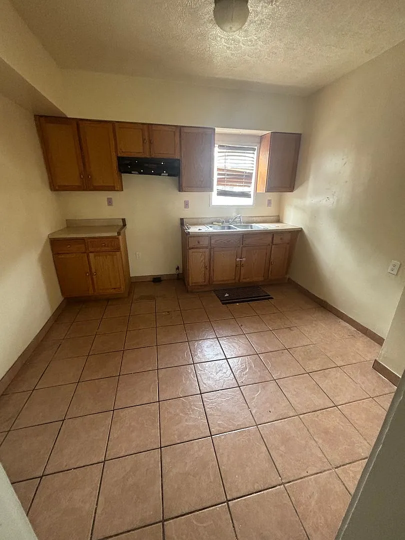 3bd Single Cash Pay/Section 8 — Photo 4