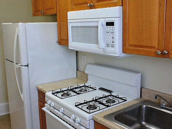 5th image of 6035 Elmwood Ave Room 2