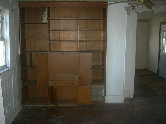 3rd image of 927 W Miami Ave