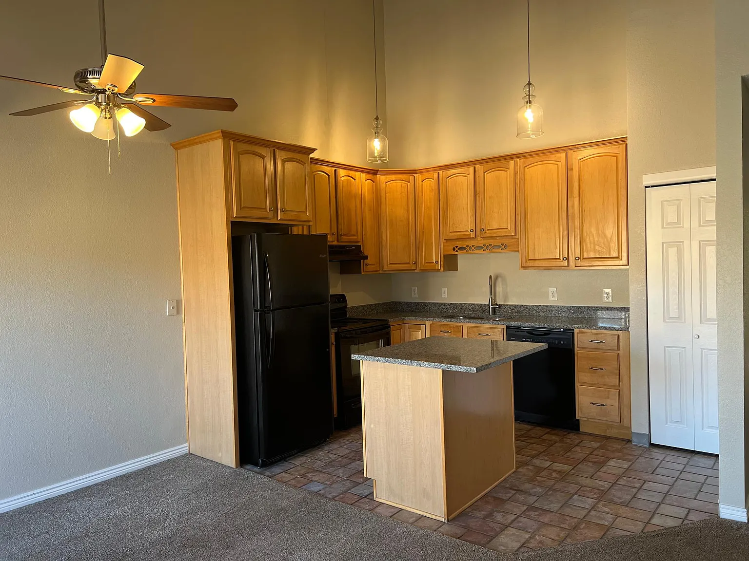 2 bed, 913 sqft, $1,795 — Photo 1