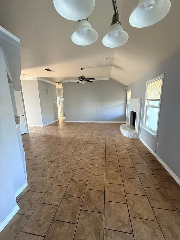 3 bed, 2.0 bath, 1220 sqft, $1,495 — Photo 2