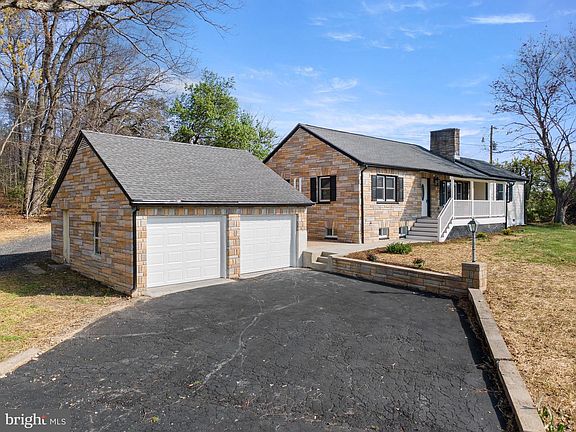 3rd image of 673 Fort Valley Rd