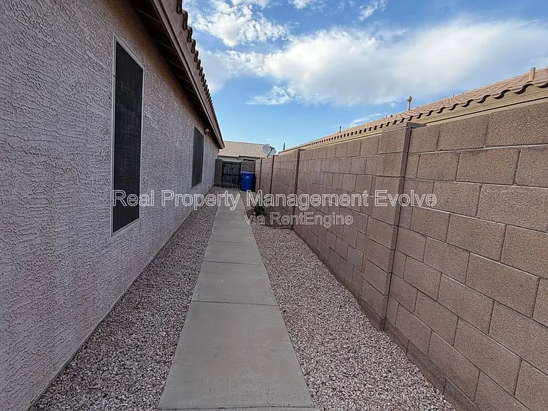 15847 W Saguaro Ln — Photo 23