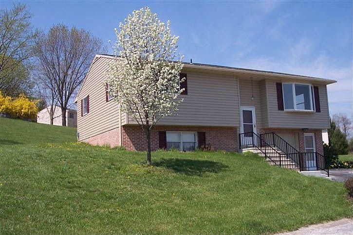 Updated Split Level w/1 Car Garage