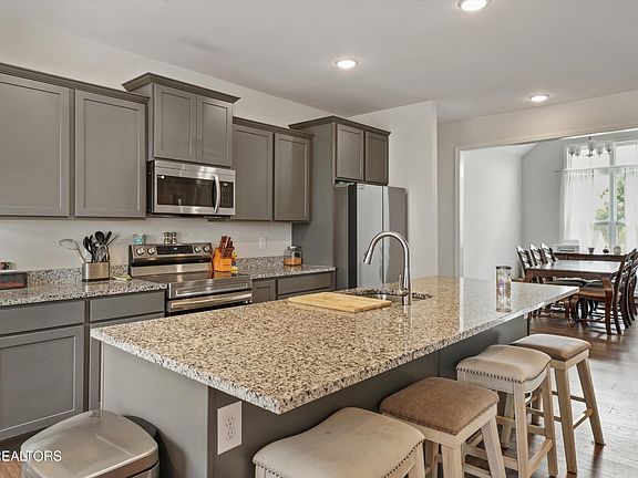 3rd image of 8121 Chapel Hill Ln