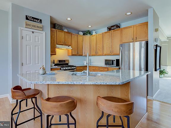 5th image of 705 W Oakmeade Dr
