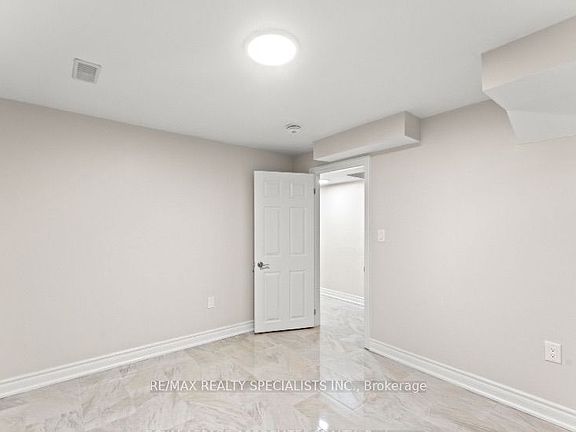 3rd image of 88 Showboat Cres