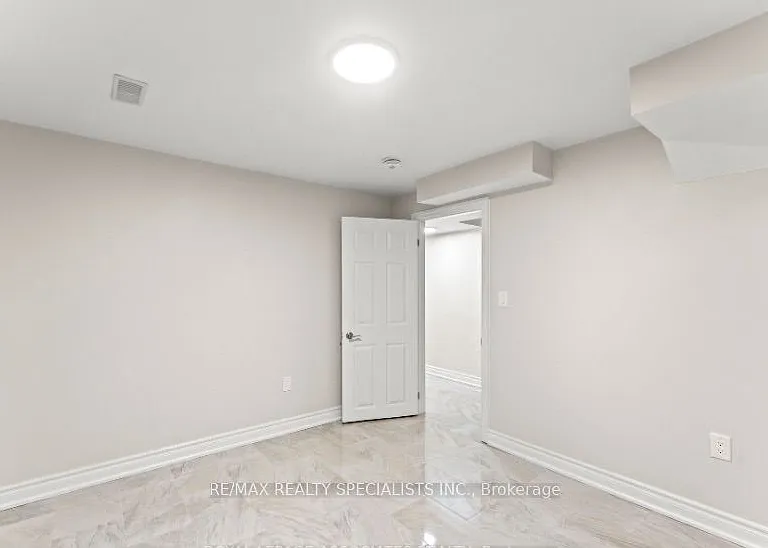88 Showboat Cres #BSMNT — Photo 3