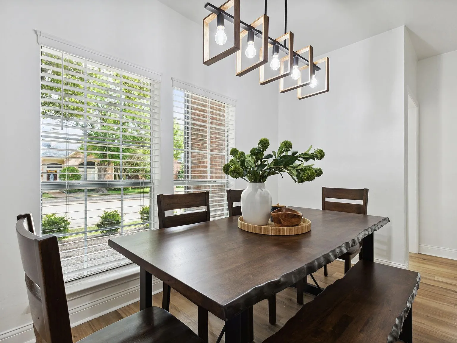 4 bed, 2344 sqft, $4,250 — Photo 4