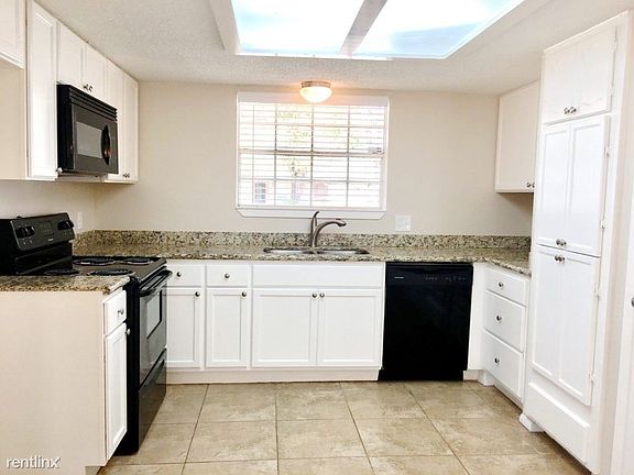 90800750_15647-meadow-village-dr_houston_tx-3