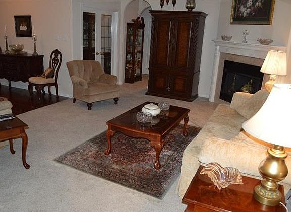 Nice size living area great for entertaining!