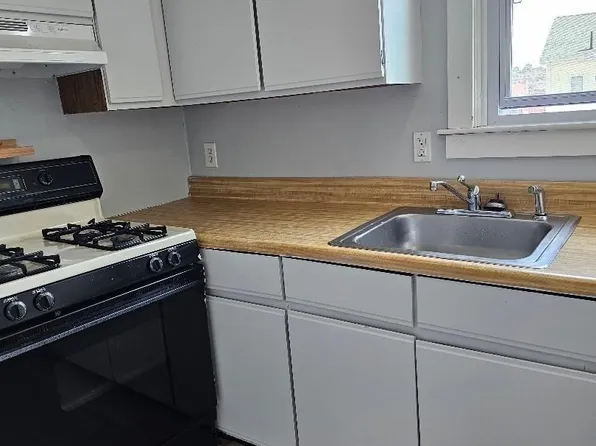 132 5th St APT 2, Fall River, MA 02721